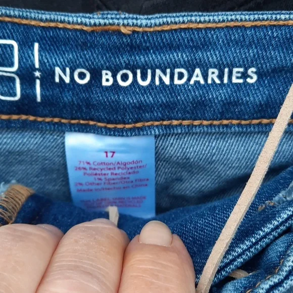 Black long sleeve gwg shirt. Size 17 stretchy shorts. - Picture 5 of 7